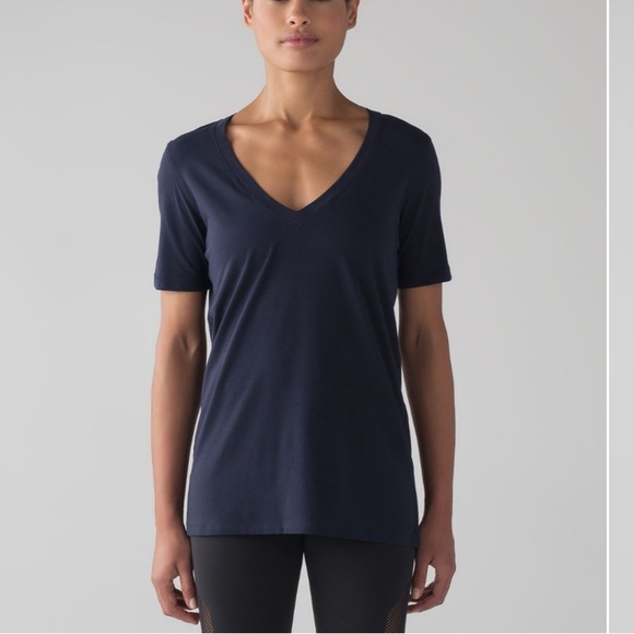 lululemon | Love Tee V-neck Short Sleeve in Midnight Navy - Size 6 - Picture 1 of 4